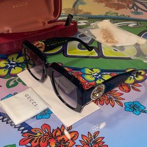 Gucci Sunglasses GG1022S